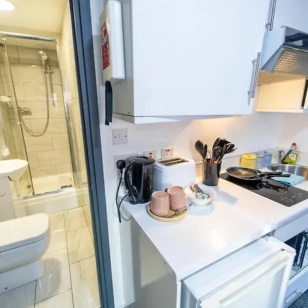 Pensión Sa Equipped 10 Mins From Centre And Next To Uob! *