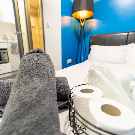 Pensión Sa Equipped 10 Mins From Centre And Next To Uob! *