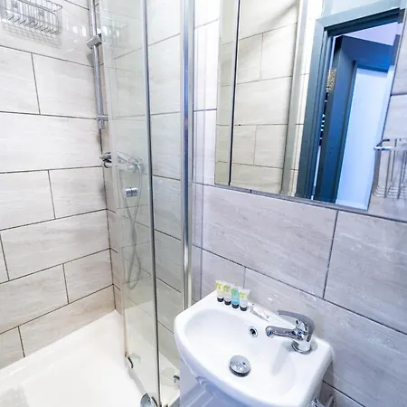 Pensión Sa Equipped 10 Mins From Centre And Next To Uob! *