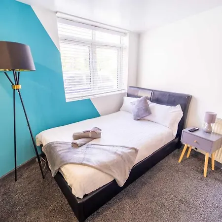 Pensión Sa Equipped 10 Mins From Centre And Next To Uob! *